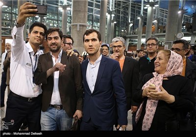 استقبال مردم از عوامل فیلم فروشنده