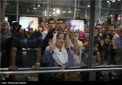 استقبال مردم از عوامل فیلم فروشنده