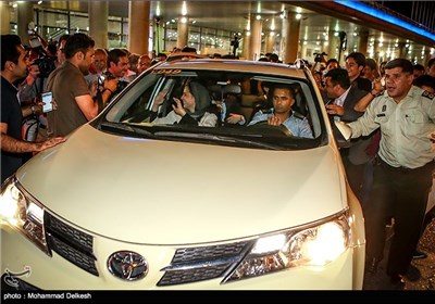 استقبال مردم از عوامل فیلم سینمایی فروشنده - فرودگاه امام خمینی (ره)