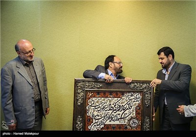 تقدیر از مسعود سیرتی‌نیر عضو تیم پرستاری امام خمینی(ره) توسط محمدمهدی دانی مدیرعامل باشگاه خبرنگاران پویا(تسنیم)