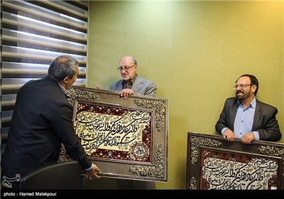 تقدیر از محمدعلی خوشنویس توسط محمد کریمی سردبیر باشگاه خبرنگاران پویا(تسنیم)