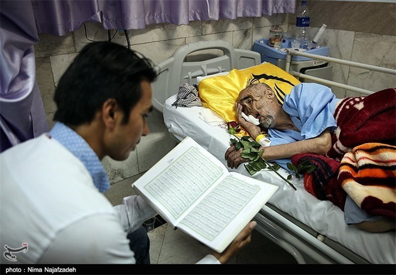 فیلم/ آخرین تصاویر از "بابا رجبِ آسمانی"/ لبخند‌های همراه با درد و رنج جانباز شهید 70 درصدی مشهدی