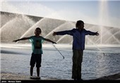 آب بازی در میدان امام خمینی(ره) اصفهان