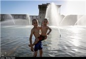 آب بازی در میدان امام خمینی(ره) اصفهان