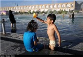 آب بازی در میدان امام خمینی(ره) اصفهان