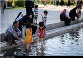 آب بازی در میدان امام خمینی(ره) اصفهان