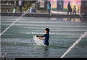 آب بازی در میدان امام خمینی(ره) اصفهان