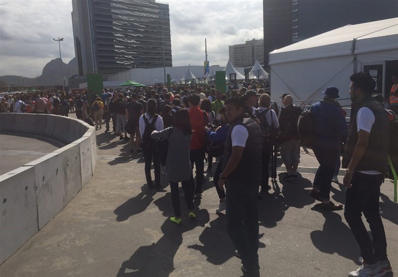 صف طولانی برای ورود خبرنگاران به مرکز رسانه‎ای + عکس