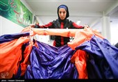 فاطمه اکرمی پارکور کار در حال بستن چتر است