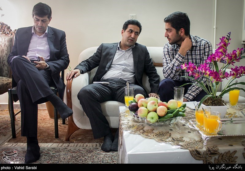 دیدار شهردار و مدیران منطقه 14 با خانواده شهید داود نانوایی