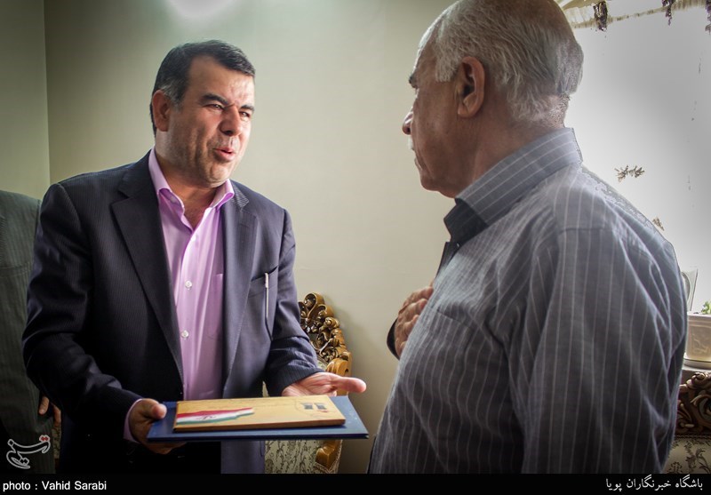 دیدار شهردار و مدیران منطقه 14 با خانواده شهید داود نانوایی