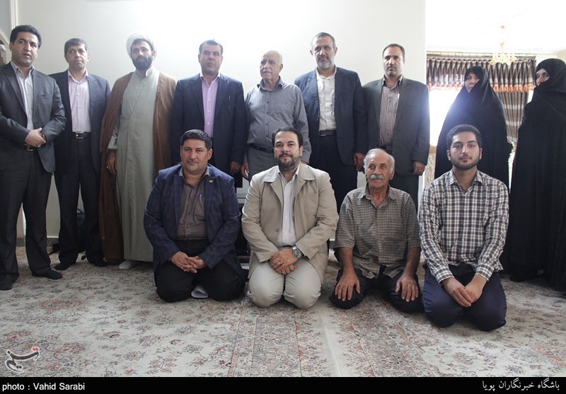 دیدار شهردار و مدیران منطقه 14 با خانواده شهید داود نانوایی