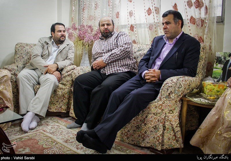 دیدار شهردار و مدیران منطقه 14 با خانواده شهید داود نانوایی