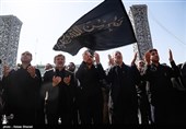 مراسم عزاداری روز عاشورا در میدان امام حسین (ع)