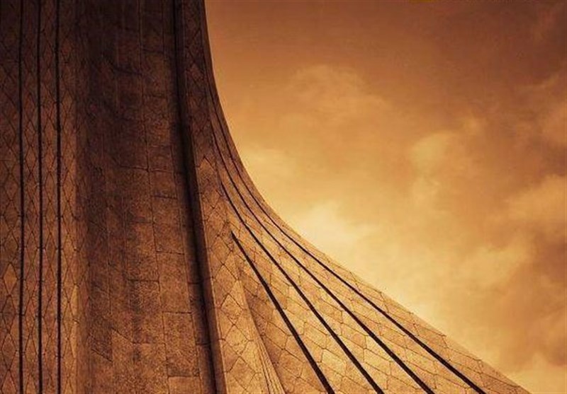 نمادهای تهران قدیم و تهران جدید :در یک قاب برج آزادی و برج میلاد تهران