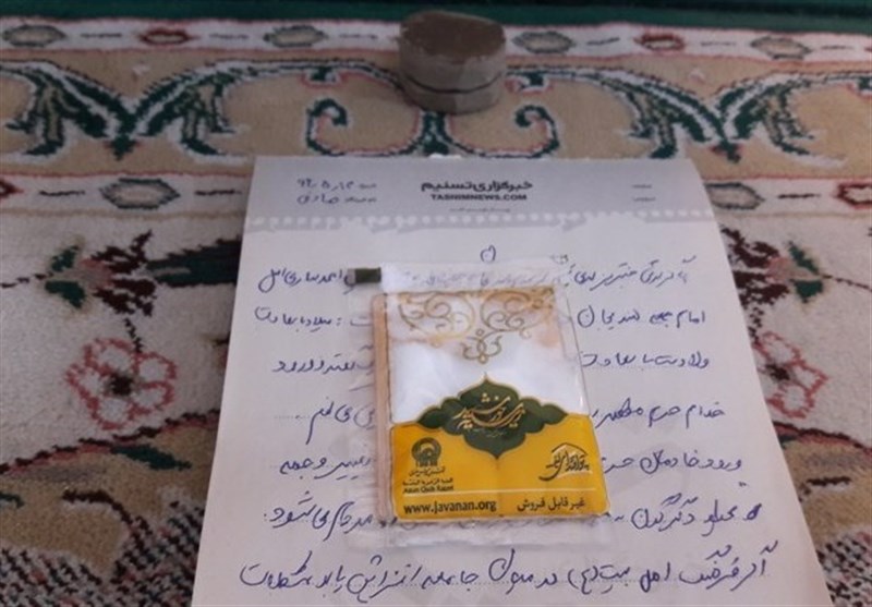 اهدای نمک متبرک آستان قدس به مردم هندیجان درحاشیه نمازجمعه