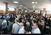 صف مردم برای دریافت  گذرنامه در آستانه سفر اربعین حسینی مقابل اداره گذرنامه 