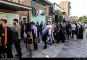 صف مردم برای دریافت  گذرنامه در آستانه سفر اربعین حسینی مقابل اداره گذرنامه 