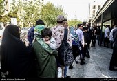 صف مردم برای دریافت  گذرنامه در آستانه سفر اربعین حسینی مقابل اداره گذرنامه