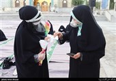 پخش کردن دستکش های یک بار مصرف برای جلوگیری از شیوع ویروس کرونا در حاشیه نماز عید قربان در امامزاده پنج تن لویزان