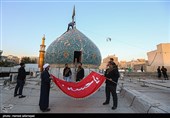 تعویض پرچم گنبد آستان مقدس امامزاده معصوم(ع) به مناسبت ماه محرم و عزای حضرت عبدالله الحسین(ع)