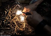 درست کردن آتش با آتش زنه بدون تجهیزات در شرایط سخت بارانی طوفانی از مهارت هایی است که شرکت کنندگان در دوره زندگی در شرایط سخت و بقاء در طبیعت می آموزند