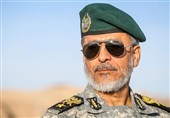 الأدمیرال سیاری: تعزیز القدرات الجویة أولویة الجیش الإیرانی لتعزیز الاستعداد الدفاعی