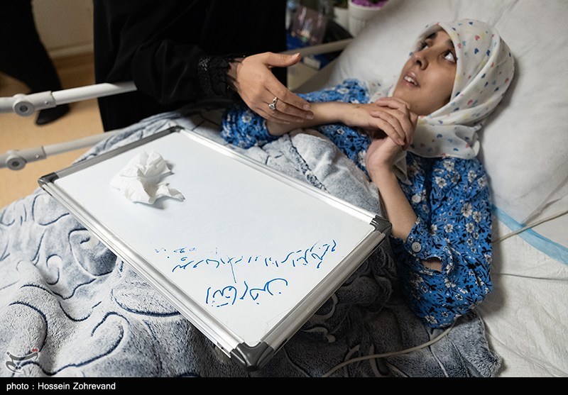 عیادت دختر شهید سلامی از دختر شهید هاشمی تبار