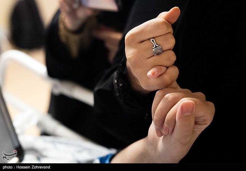 عیادت دختر شهید سلامی از دختر شهید هاشمی تبار