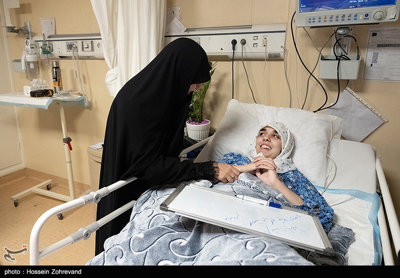 عیادت دختر شهید سلامی از دختر شهید هاشمی تبار