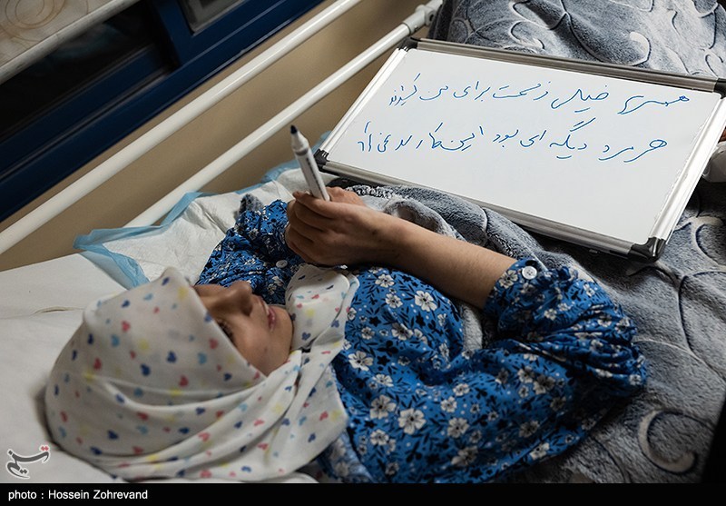 عیادت دختر شهید سلامی از دختر شهید هاشمی تبار