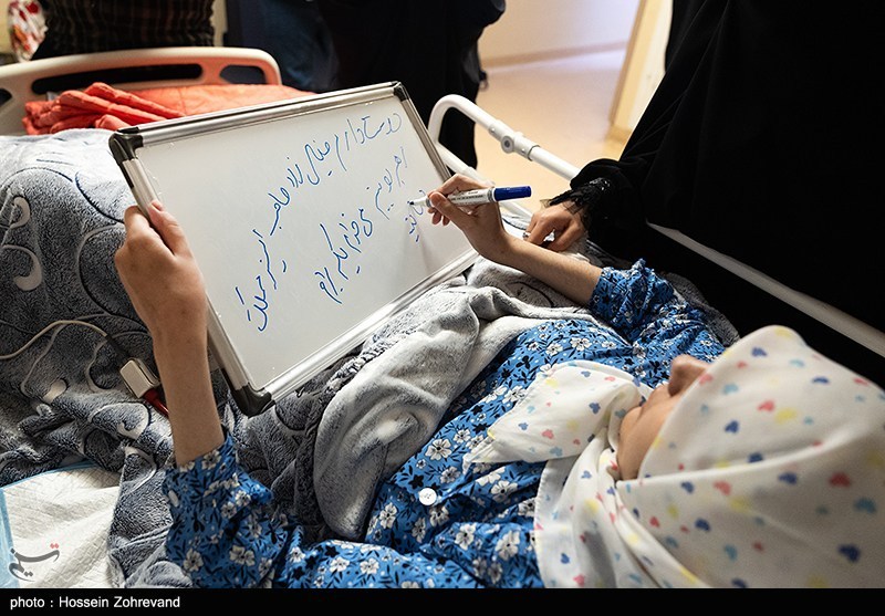 عیادت دختر شهید سلامی از دختر شهید هاشمی تبار