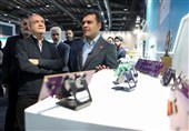 الرئیس الإیرانی یتفقد معرضی التکنولوجیا النانویة والتقنیات الحدیثة فی طهران