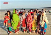 «گلگشت ورزشی» بانوان و دختران در ساحل کنارک