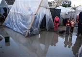 غزه زیر باران و آوار؛ اینجا چادرها هم دیگر سرپناه نیستند