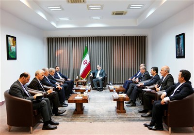 تاکید عراقچی بر تقویت ارتباطات سفرا با جهات ذیربط استانی