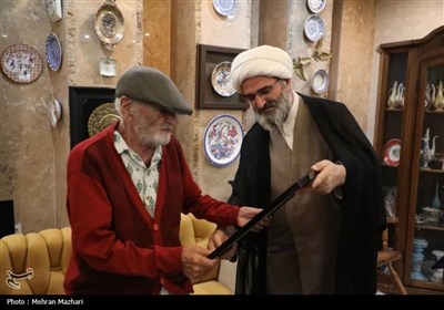 نماینده رهبر معظم انقلاب در استان سمنان با استاد «فرهنگ شکوهی» دیدار کرد+تصاویر