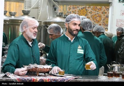 وقتی «تنپوش خدمت» لباس سبز چایخانه حرم میشود + تصاویر