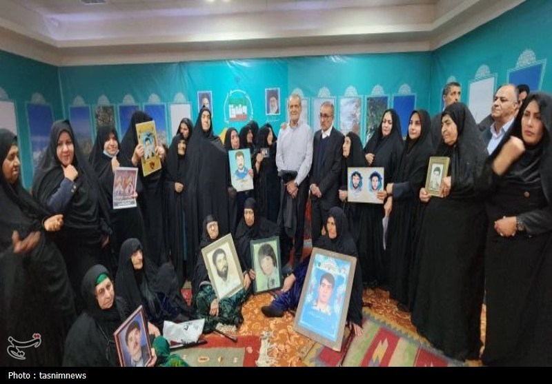 دیدار رئیس‌ جمهور با خانواده‌های معظم شهدا‌/ پزشکیان: مطالبات شما را پیگیریم