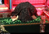 غبارروبی حرم مطهر امامزاده محمد(ع) به دست مادران و همسران شهدای جنگ 12 روزه