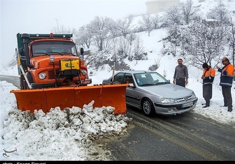 بارش برف در گردنه‌های لرستان/ بارندگی ادامه‌دار در محورهای مواصلاتی