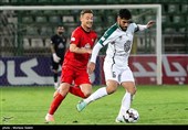 دیدار تیم‌های فوتبال ذوب‌آهن اصفهان و تراکتور تبریز