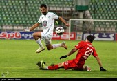 دیدار تیم‌های فوتبال ذوب‌آهن اصفهان و تراکتور تبریز