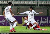 دیدار تیم‌های فوتبال ذوب‌آهن اصفهان و تراکتور تبریز