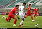 دیدار تیم‌های فوتبال ذوب‌آهن اصفهان و تراکتور تبریز