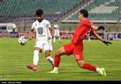 دیدار تیم‌های فوتبال ذوب‌آهن اصفهان و تراکتور تبریز