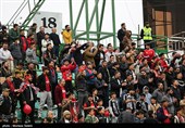 دیدار تیم‌های فوتبال ذوب‌آهن اصفهان و تراکتور تبریز