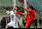 دیدار تیم‌های فوتبال ذوب‌آهن اصفهان و تراکتور تبریز