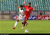 دیدار تیم‌های فوتبال ذوب‌آهن اصفهان و تراکتور تبریز
