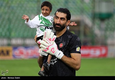 دیدار تیم‌های فوتبال ذوب‌آهن اصفهان و تراکتور تبریز
